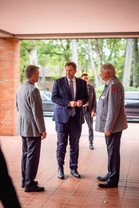 (L-R) Oberst Andre Wuestner, Vorsitzender Deutscher Bundeswehrverband, Lars Klingbeil, Bundesminister der Finanzen, und Oberst Thomas Behr, Vorsitzender Bundeswehrverband Nord. aufgenommen im Rahmen der Feier zum 70 jaehrigen Bestehen des Bundeswehrverbands in Munster, 17.09.2026. Fotografiert im Auftrag des Bundesfinanzministeriums Munster Deutschland Copyright: xJulianexSonntag BMFx