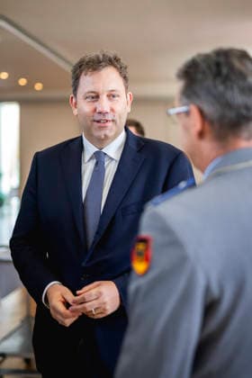 Lars Klingbeil, Bundesminister der Finanzen, aufgenommen im Rahmen der Feier zum 70 jaehrigen Bestehen des Bundeswehrverbands in Munster, 17.09.2026. Fotografiert im Auftrag des Bundesfinanzministeriums Munster Deutschland Copyright: xJulianexSonntag BMFx