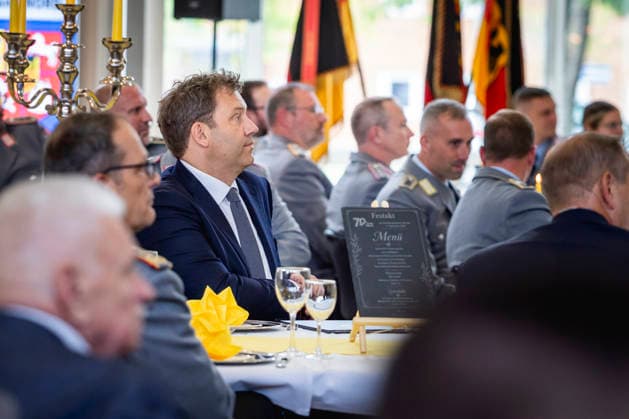Lars Klingbeil, Bundesminister der Finanzen, aufgenommen im Rahmen der Feier zum 70 jaehrigen Bestehen des Bundeswehrverbands in Munster, 17.09.2026. Fotografiert im Auftrag des Bundesfinanzministeriums Munster Deutschland Copyright: xJulianexSonntag BMFx
