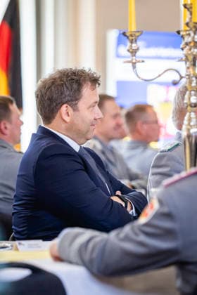 Lars Klingbeil, Bundesminister der Finanzen, aufgenommen im Rahmen der Feier zum 70 jaehrigen Bestehen des Bundeswehrverbands in Munster, 17.09.2026. Fotografiert im Auftrag des Bundesfinanzministeriums Munster Deutschland Copyright: xJulianexSonntag BMFx