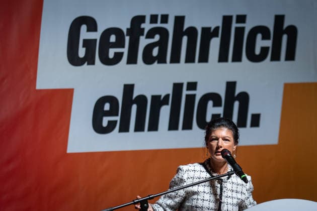 Die Parteigründerin Sahra Wagenknecht spricht Am Markt in Schwerin auf der Abschlussveranstaltung zur Landtagswahl 2026 in Mecklenburg-Vorpommern;Wahlkampfabschluss Partei BSW Bündnis Soziale Gerechtigkeit und Wirtschaftliche Vernunft in Schwerin, Schwerin Mecklenburg-Vorpommern Deutschland Markt