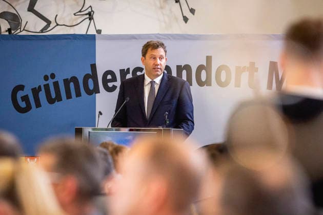 Lars Klingbeil, Bundesminister der Finanzen, aufgenommen im Rahmen der Feier zum 70 jaehrigen Bestehen des Bundeswehrverbands in Munster, 17.09.2026. Fotografiert im Auftrag des Bundesfinanzministeriums Munster Deutschland Copyright: xJulianexSonntag BMFx