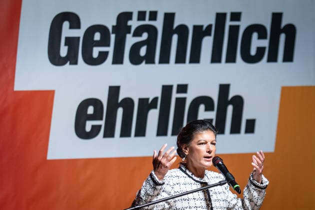 Die Parteigründerin Sahra Wagenknecht spricht Am Markt in Schwerin auf der Abschlussveranstaltung zur Landtagswahl 2026 in Mecklenburg-Vorpommern;Wahlkampfabschluss Partei BSW Bündnis Soziale Gerechtigkeit und Wirtschaftliche Vernunft in Schwerin, Schwerin Mecklenburg-Vorpommern Deutschland Markt