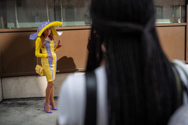 London Fashion Week in London - 17 Sep 2026 Couture milliner Tracy Rose arrives wearing a yellow and purple dress and matching hat at the Francesca Lake Womenswear and Menswear presentation, held at NEWGEN, 180 Strand, London, as part of London Fashion Week 2026. Models and members of the fashion industry arrive at NEWGEN, 180 Strand, London, for the Francesca Lake Womenswear and Menswear presentation during the London Fashion Week 2026. The presentation showcases the latest collections by British designer Francesca Lake as part of the official London Fashion Week schedule, bringing together models, fashion professionals, media and industry guests at the central London venue. London United Kingdom Copyright: xJamesxWilloughbyx xSOPAxImagesx JWILLOUGHBY_3415