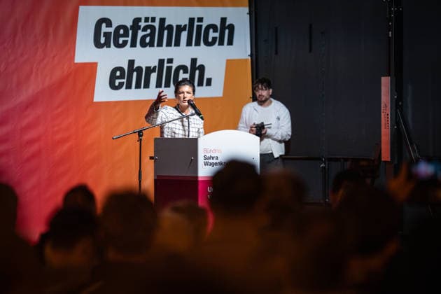 Die Parteigründerin Sahra Wagenknecht spricht Am Markt in Schwerin auf der Abschlussveranstaltung zur Landtagswahl 2026 in Mecklenburg-Vorpommern;Wahlkampfabschluss Partei BSW Bündnis Soziale Gerechtigkeit und Wirtschaftliche Vernunft in Schwerin, Schwerin Mecklenburg-Vorpommern Deutschland Markt