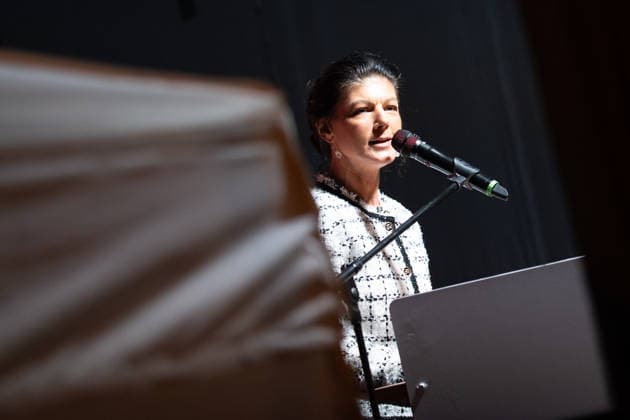 Die Parteigründerin Sahra Wagenknecht spricht Am Markt in Schwerin auf der Abschlussveranstaltung zur Landtagswahl 2026 in Mecklenburg-Vorpommern;Wahlkampfabschluss Partei BSW Bündnis Soziale Gerechtigkeit und Wirtschaftliche Vernunft in Schwerin, Schwerin Mecklenburg-Vorpommern Deutschland Markt