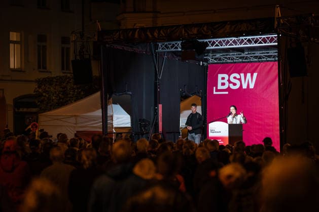 Die Parteigründerin Sahra Wagenknecht spricht Am Markt in Schwerin auf der Abschlussveranstaltung zur Landtagswahl 2026 in Mecklenburg-Vorpommern;Wahlkampfabschluss Partei BSW Bündnis Soziale Gerechtigkeit und Wirtschaftliche Vernunft in Schwerin, Schwerin Mecklenburg-Vorpommern Deutschland Markt