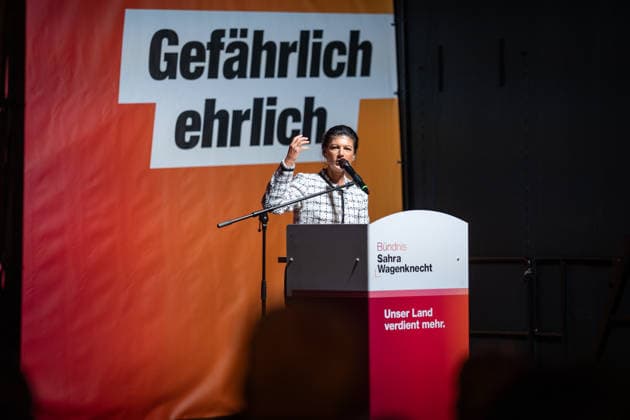 Die Parteigründerin Sahra Wagenknecht spricht Am Markt in Schwerin auf der Abschlussveranstaltung zur Landtagswahl 2026 in Mecklenburg-Vorpommern;Wahlkampfabschluss Partei BSW Bündnis Soziale Gerechtigkeit und Wirtschaftliche Vernunft in Schwerin, Schwerin Mecklenburg-Vorpommern Deutschland Markt