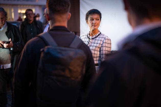 Die Parteigründerin Sahra Wagenknecht spricht Am Markt in Schwerin auf der Abschlussveranstaltung zur Landtagswahl 2026 in Mecklenburg-Vorpommern;Wahlkampfabschluss Partei BSW Bündnis Soziale Gerechtigkeit und Wirtschaftliche Vernunft in Schwerin, Schwerin Mecklenburg-Vorpommern Deutschland Markt