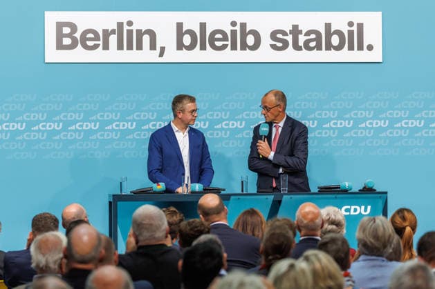 72 Stunden vor Schließung der Wahllokale lädt die CDU Berlin zum Wahlkampf-Schlussspurt ein 72 Stunden vor Schließung der Wahllokale lädt die CDU Berlin zum Wahlkampf-Schlussspurt mit Bundeskanzler Friedrich Merz und dem Spitzenkandidaten der CDU Berlin, Stefan Evers, in das Konrad-Adenauer-Haus ein. Unter dem Titel Extremisten von der Macht fernhalten. Lösungen aus der Mitte. am 17.09.2026 in Berlin. Bundeskanzler Friedrich Merz spricht zu den Anwesenden. Berlin Berlin Deutschland CDU-Bundesgeschäftsstelle (Konrad-Adenauer-Haus)