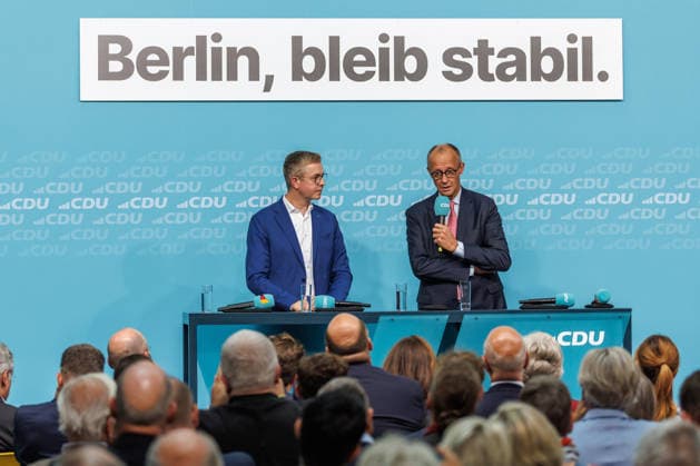 72 Stunden vor Schließung der Wahllokale lädt die CDU Berlin zum Wahlkampf-Schlussspurt ein 72 Stunden vor Schließung der Wahllokale lädt die CDU Berlin zum Wahlkampf-Schlussspurt mit Bundeskanzler Friedrich Merz und dem Spitzenkandidaten der CDU Berlin, Stefan Evers, in das Konrad-Adenauer-Haus ein. Unter dem Titel Extremisten von der Macht fernhalten. Lösungen aus der Mitte. am 17.09.2026 in Berlin. Bundeskanzler Friedrich Merz spricht zu den Anwesenden. Berlin Berlin Deutschland CDU-Bundesgeschäftsstelle (Konrad-Adenauer-Haus)
