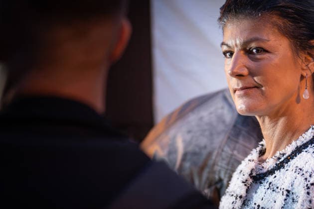 Die Parteigründerin Sahra Wagenknecht spricht Am Markt in Schwerin auf der Abschlussveranstaltung zur Landtagswahl 2026 in Mecklenburg-Vorpommern;Wahlkampfabschluss Partei BSW Bündnis Soziale Gerechtigkeit und Wirtschaftliche Vernunft in Schwerin, Schwerin Mecklenburg-Vorpommern Deutschland Markt