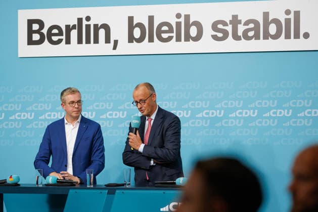 72 Stunden vor Schließung der Wahllokale lädt die CDU Berlin zum Wahlkampf-Schlussspurt ein 72 Stunden vor Schließung der Wahllokale lädt die CDU Berlin zum Wahlkampf-Schlussspurt mit Bundeskanzler Friedrich Merz und dem Spitzenkandidaten der CDU Berlin, Stefan Evers, in das Konrad-Adenauer-Haus ein. Unter dem Titel Extremisten von der Macht fernhalten. Lösungen aus der Mitte. am 17.09.2026 in Berlin. Bundeskanzler Friedrich Merz spricht zu den Anwesenden. Berlin Berlin Deutschland CDU-Bundesgeschäftsstelle (Konrad-Adenauer-Haus)