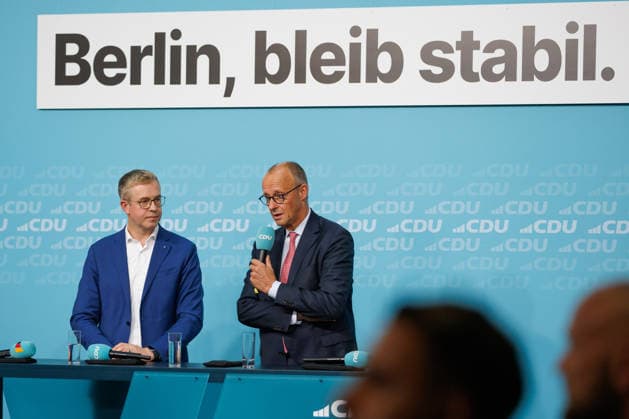 72 Stunden vor Schließung der Wahllokale lädt die CDU Berlin zum Wahlkampf-Schlussspurt ein 72 Stunden vor Schließung der Wahllokale lädt die CDU Berlin zum Wahlkampf-Schlussspurt mit Bundeskanzler Friedrich Merz und dem Spitzenkandidaten der CDU Berlin, Stefan Evers, in das Konrad-Adenauer-Haus ein. Unter dem Titel Extremisten von der Macht fernhalten. Lösungen aus der Mitte. am 17.09.2026 in Berlin. Bundeskanzler Friedrich Merz spricht zu den Anwesenden. Berlin Berlin Deutschland CDU-Bundesgeschäftsstelle (Konrad-Adenauer-Haus)