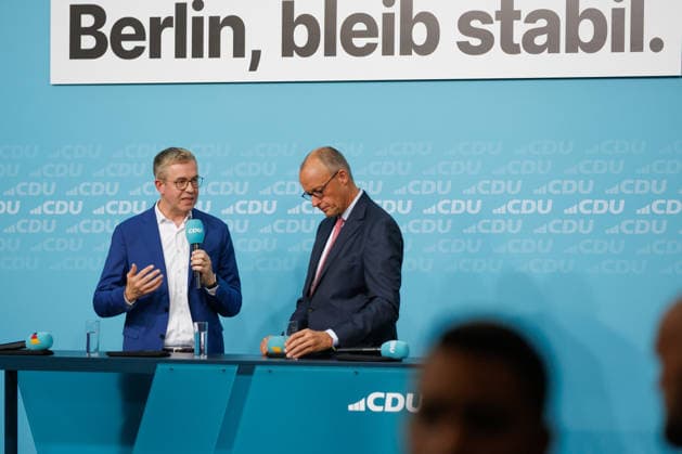 72 Stunden vor Schließung der Wahllokale lädt die CDU Berlin zum Wahlkampf-Schlussspurt ein 72 Stunden vor Schließung der Wahllokale lädt die CDU Berlin zum Wahlkampf-Schlussspurt mit Bundeskanzler Friedrich Merz und dem Spitzenkandidaten der CDU Berlin, Stefan Evers, in das Konrad-Adenauer-Haus ein. Unter dem Titel Extremisten von der Macht fernhalten. Lösungen aus der Mitte. am 17.09.2026 in Berlin. Bundeskanzler Friedrich Merz spricht zu den Anwesenden. Berlin Berlin Deutschland CDU-Bundesgeschäftsstelle (Konrad-Adenauer-Haus)
