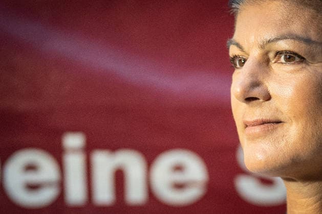 Die Parteigründerin Sahra Wagenknecht spricht Am Markt in Schwerin auf der Abschlussveranstaltung zur Landtagswahl 2026 in Mecklenburg-Vorpommern;Wahlkampfabschluss Partei BSW Bündnis Soziale Gerechtigkeit und Wirtschaftliche Vernunft in Schwerin, Schwerin Mecklenburg-Vorpommern Deutschland Markt