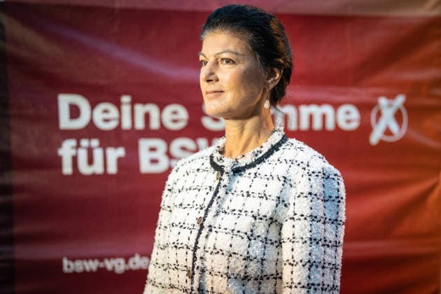 Die Parteigründerin Sahra Wagenknecht spricht Am Markt in Schwerin auf der Abschlussveranstaltung zur Landtagswahl 2026 in Mecklenburg-Vorpommern;Wahlkampfabschluss Partei BSW Bündnis Soziale Gerechtigkeit und Wirtschaftliche Vernunft in Schwerin, Schwerin Mecklenburg-Vorpommern Deutschland Markt