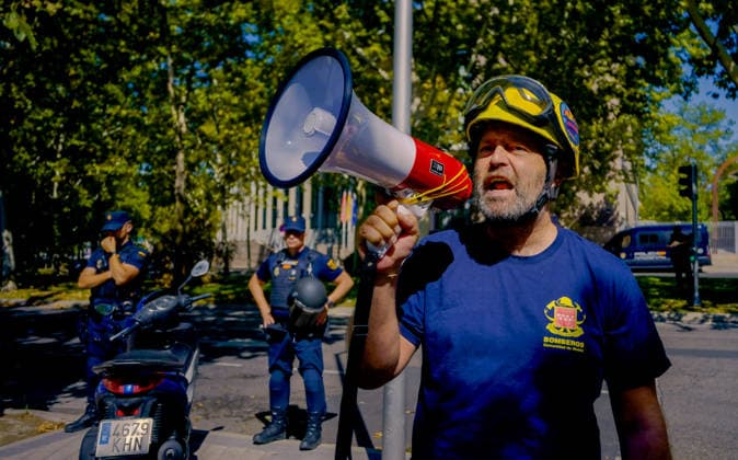 September 17, 2026, Madrid, Madrid, SPAIN: Public forest firefighters from the Community of Madrid gather outside the Madrid Assembly to demand improvements in their working conditions and present their claims following the 2026 INFOMA wildfire prevention and firefighting campaign. Madrid SPAIN - ZUMAz108 20260917_znp_z108_003 Copyright: xRichardxZubelzux