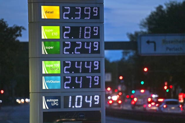 Hohe Spritpreise naehern sich Allzeithoch. Themenbild Kraftstoffpreise , Spritpreise treiben die Inflation an. Eine digitale Preisanzeige an einer Tankstelle zeigt hohe Kraftstoffpreise fuer Super und Super Plus und Diesel. Preistafel an einer Tankstelle am Mittleren Ring in Muenchen am 17.09.2026.
