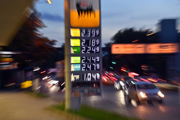 Hohe Spritpreise naehern sich Allzeithoch. Themenbild Kraftstoffpreise , Spritpreise treiben die Inflation an. Eine digitale Preisanzeige an einer Tankstelle zeigt hohe Kraftstoffpreise fuer Super und Super Plus und Diesel. Preistafel an einer Tankstelle am Mittleren Ring in Muenchen am 17.09.2026.
