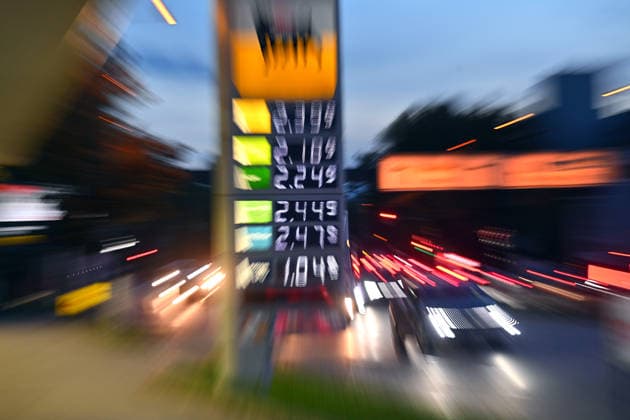 Hohe Spritpreise naehern sich Allzeithoch. Themenbild Kraftstoffpreise , Spritpreise treiben die Inflation an. Eine digitale Preisanzeige an einer Tankstelle zeigt hohe Kraftstoffpreise fuer Super und Super Plus und Diesel. Preistafel an einer Tankstelle am Mittleren Ring in Muenchen am 17.09.2026.