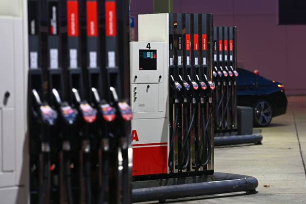 Hohe Spritpreise naehern sich Allzeithoch. Themenbild Kraftstoffpreise , Spritpreise treiben die Inflation an. Tankstelle am Abend,Zapfsaeulen mit Zapfhaehnen.Kraftstoffsorten. am Mittleren Ring in Muenchen am 17.09.2026.
