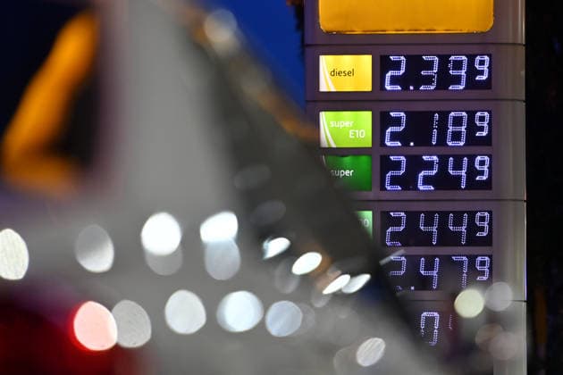 Hohe Spritpreise naehern sich Allzeithoch. Themenbild Kraftstoffpreise , Spritpreise treiben die Inflation an. Eine digitale Preisanzeige an einer Tankstelle zeigt hohe Kraftstoffpreise fuer Super und Super Plus und Diesel. Preistafel an einer Tankstelle am Mittleren Ring in Muenchen am 17.09.2026.