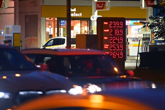 Hohe Spritpreise naehern sich Allzeithoch. Themenbild Kraftstoffpreise , Spritpreise treiben die Inflation an. Eine digitale Preisanzeige an einer Tankstelle zeigt hohe Kraftstoffpreise fuer Super und Super Plus und Diesel. Preistafel an einer Tankstelle am Mittleren Ring in Muenchen am 17.09.2026.