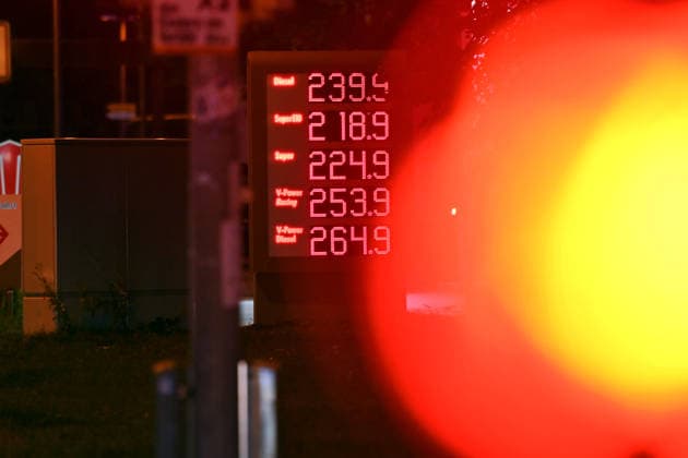 Hohe Spritpreise naehern sich Allzeithoch. Themenbild Kraftstoffpreise , Spritpreise treiben die Inflation an. Eine digitale Preisanzeige an einer Tankstelle zeigt hohe Kraftstoffpreise fuer Super und Super Plus und Diesel. Preistafel an einer Tankstelle am Mittleren Ring in Muenchen am 17.09.2026.