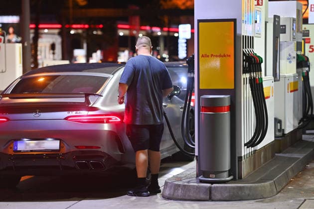 Hohe Spritpreise naehern sich Allzeithoch. Themenbild Kraftstoffpreise , Spritpreise treiben die Inflation an. Tankstelle am Abend ,Mann tankt seinen Wagen auf., steht an der Zapfsaeule am Mittleren Ring in Muenchen am 17.09.2026.