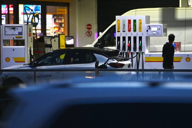 Hohe Spritpreise naehern sich Allzeithoch. Themenbild Kraftstoffpreise , Spritpreise treiben die Inflation an. Tankstelle am Abend am Mittleren Ring in Muenchen am 17.09.2026.