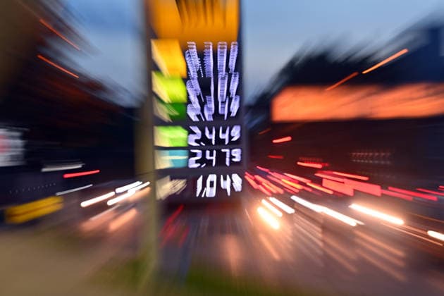 Hohe Spritpreise naehern sich Allzeithoch. Themenbild Kraftstoffpreise , Spritpreise treiben die Inflation an. Eine digitale Preisanzeige an einer Tankstelle zeigt hohe Kraftstoffpreise fuer Super und Super Plus und Diesel. Preistafel an einer Tankstelle am Mittleren Ring in Muenchen am 17.09.2026.