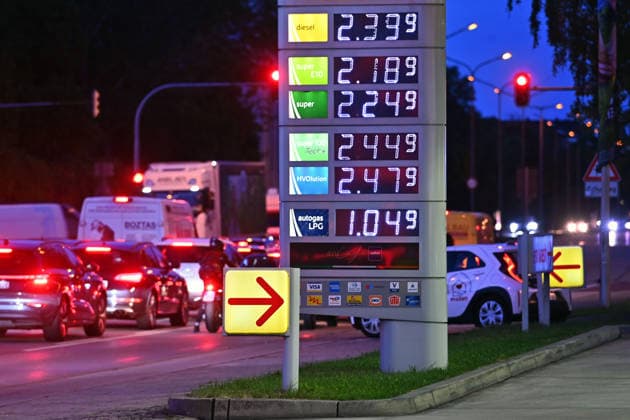 Hohe Spritpreise naehern sich Allzeithoch. Themenbild Kraftstoffpreise , Spritpreise treiben die Inflation an. Eine digitale Preisanzeige an einer Tankstelle zeigt hohe Kraftstoffpreise fuer Super und Super Plus und Diesel. Preistafel an einer Tankstelle am Mittleren Ring in Muenchen am 17.09.2026.