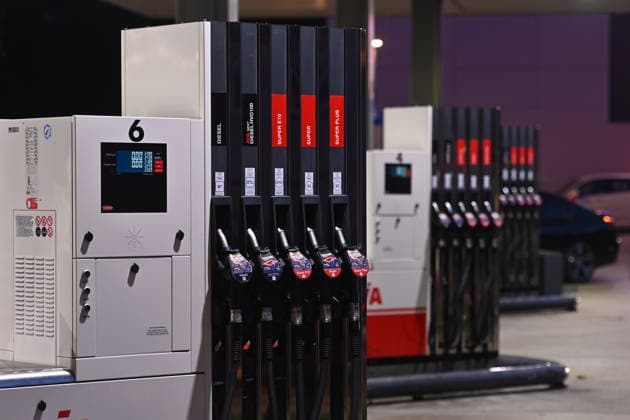Hohe Spritpreise naehern sich Allzeithoch. Themenbild Kraftstoffpreise , Spritpreise treiben die Inflation an. Tankstelle am Abend,Zapfsaeulen mit Zapfhaehnen.Kraftstoffsorten. am Mittleren Ring in Muenchen am 17.09.2026.