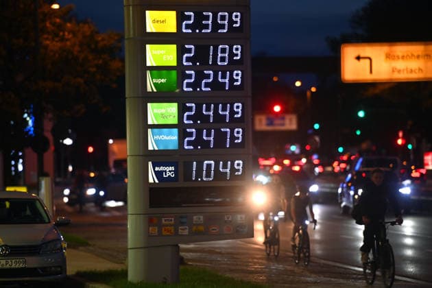 Hohe Spritpreise naehern sich Allzeithoch. Themenbild Kraftstoffpreise , Spritpreise treiben die Inflation an. Eine digitale Preisanzeige an einer Tankstelle zeigt hohe Kraftstoffpreise fuer Super und Super Plus und Diesel. Preistafel an einer Tankstelle am Mittleren Ring in Muenchen am 17.09.2026.