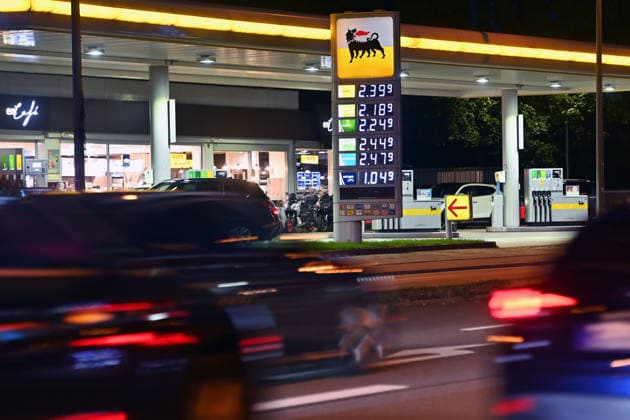Hohe Spritpreise naehern sich Allzeithoch. Themenbild Kraftstoffpreise , Spritpreise treiben die Inflation an. Eine digitale Preisanzeige an einer Tankstelle zeigt hohe Kraftstoffpreise fuer Super und Super Plus und Diesel. Preistafel an einer Tankstelle am Mittleren Ring in Muenchen am 17.09.2026.