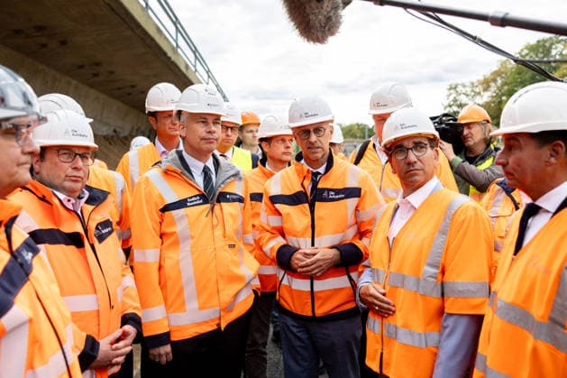 Bundesverkehrsminister Steffen Bilger informiert sich über Abrissarbeiten an der Vorlandbrücke der Nordbrücke in Bonn - 17.09.26 NRW Landesminister für Umwelt, Naturschutz und Verkehr Oliver Krischer (Die Grünen), Drogenbeauftragter der Bundesregierung Hendrik STREECK (CDU), Bundesverkehrsminister Steffen BILGER (CDU), Dirk Brandenburger (Autobahn GmbH), Oberbürgermeister der Stadt Bonn Guido DEUS (CDU), Parlamentarischer Staatssekretär beim Bundesminister der Verteidigung Sebastian HARTMANN (SPD, MdB Rhein-Sieg-Kreis I) informieren sich vor Ort über den Stand der Abrissarbeiten an der linksrheinischen Vorlandbrücke der Nordbrücke (Friedrich-Ebert-Brücke, A565) in Bonn-Graurheindorf. Bonn Graurheindorf Nordrhein-Westfalen Deutsch Copyright: xMarcxJohnx