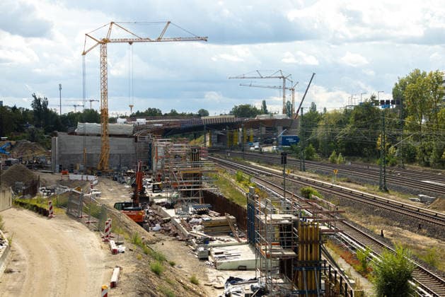 A100 - Fahrbahnerneuerung der Westendbrücke. Deutschland, Berlin Westend am 17. September 2026. Baustelle der neue A100‘Brücke über den Gleisen der Ringbahn, errichtet anstelle der im Frühjahr 2025 abgerissenen Spannbetonkonstruktion.