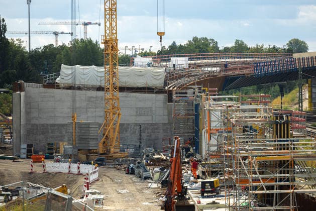 A100 - Fahrbahnerneuerung der Westendbrücke. Deutschland, Berlin Westend am 17. September 2026. Baustelle der neue A100‘Brücke über den Gleisen der Ringbahn, errichtet anstelle der im Frühjahr 2025 abgerissenen Spannbetonkonstruktion.