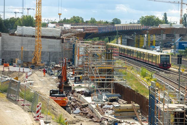 A100 - Fahrbahnerneuerung der Westendbrücke. Deutschland, Berlin Westend am 17. September 2026. Baustelle der neue A100‘Brücke über den Gleisen der Ringbahn, errichtet anstelle der im Frühjahr 2025 abgerissenen Spannbetonkonstruktion.