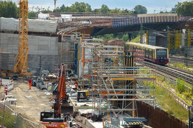 A100 - Fahrbahnerneuerung der Westendbrücke. Deutschland, Berlin Westend am 17. September 2026. Baustelle der neue A100‘Brücke über den Gleisen der Ringbahn, errichtet anstelle der im Frühjahr 2025 abgerissenen Spannbetonkonstruktion.