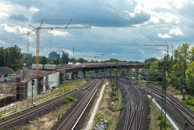 A100 - Fahrbahnerneuerung der Westendbrücke. Deutschland, Berlin Westend am 17. September 2026. Baustelle der neue A100‘Brücke über den Gleisen der Ringbahn, errichtet anstelle der im Frühjahr 2025 abgerissenen Spannbetonkonstruktion.