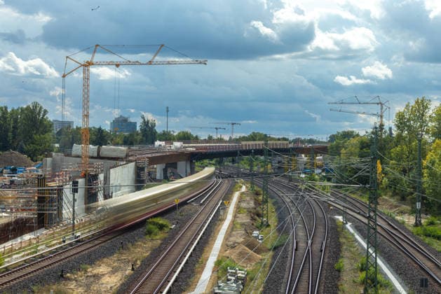 A100 - Fahrbahnerneuerung der Westendbrücke. Deutschland, Berlin Westend am 17. September 2026. Baustelle der neue A100‘Brücke über den Gleisen der Ringbahn, errichtet anstelle der im Frühjahr 2025 abgerissenen Spannbetonkonstruktion.