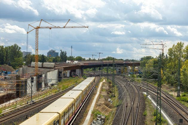 A100 - Fahrbahnerneuerung der Westendbrücke. Deutschland, Berlin Westend am 17. September 2026. Baustelle der neue A100‘Brücke über den Gleisen der Ringbahn, errichtet anstelle der im Frühjahr 2025 abgerissenen Spannbetonkonstruktion.