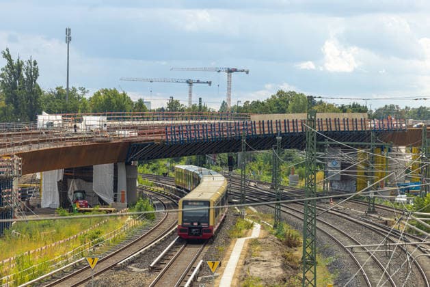 A100 - Fahrbahnerneuerung der Westendbrücke. Deutschland, Berlin Westend am 17. September 2026. Baustelle der neue A100‘Brücke über den Gleisen der Ringbahn, errichtet anstelle der im Frühjahr 2025 abgerissenen Spannbetonkonstruktion.