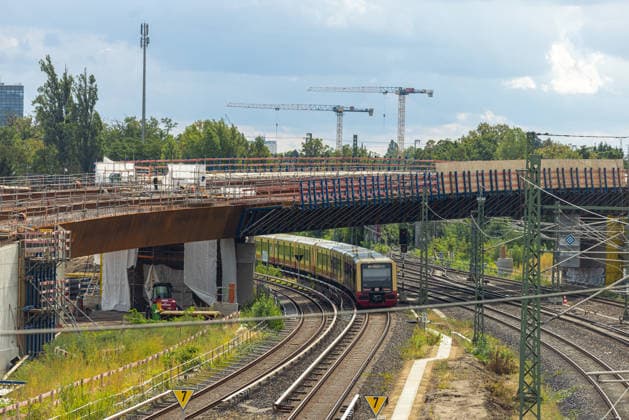 A100 - Fahrbahnerneuerung der Westendbrücke. Deutschland, Berlin Westend am 17. September 2026. Baustelle der neue A100‘Brücke über den Gleisen der Ringbahn, errichtet anstelle der im Frühjahr 2025 abgerissenen Spannbetonkonstruktion.