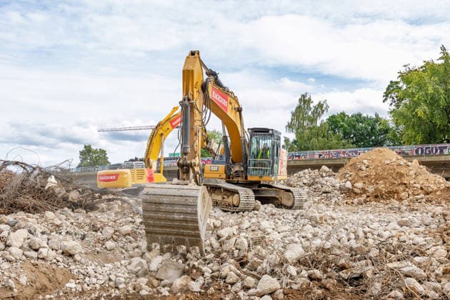 Bagger und Trümmerschutt auf der Baustelle der Vorlandbrücke der Nordbrücke in Bonn - 17.09.26 Spezialbagger und Trümmerschutt prägen das Bild auf der Baustelle der Vorlandbrücke der Nordbrücke (Friedrich-Ebert-Brücke, A565) in Bonn-Graurheindorf, wo Bundesverkehrsminister Steffen BILGER (CDU) sich am Rande eines Pressetermins über den Stand der Abrissarbeiten informierte. Die rund 660 Meter lange Brücke wird in 14 Bauabschnitten abgerissen, die Arbeiten sollen bis Ende November 2026 abgeschlossen sein. Bonn Graurheindorf Nordrhein-Westfalen Deutschland Copyright: xMarcxJohnx