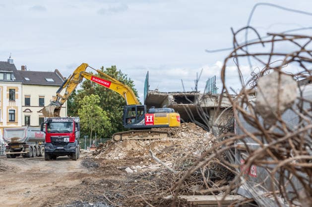 Bagger und Trümmerschutt auf der Baustelle der Vorlandbrücke der Nordbrücke in Bonn - 17.09.26 Spezialbagger und Trümmerschutt prägen das Bild auf der Baustelle der Vorlandbrücke der Nordbrücke (Friedrich-Ebert-Brücke, A565) in Bonn-Graurheindorf, wo Bundesverkehrsminister Steffen BILGER (CDU) sich am Rande eines Pressetermins über den Stand der Abrissarbeiten informierte. Die rund 660 Meter lange Brücke wird in 14 Bauabschnitten abgerissen, die Arbeiten sollen bis Ende November 2026 abgeschlossen sein. Bonn Graurheindorf Nordrhein-Westfalen Deutschland Copyright: xMarcxJohnx