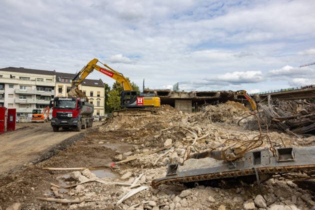 Bagger und Trümmerschutt auf der Baustelle der Vorlandbrücke der Nordbrücke in Bonn - 17.09.26 Spezialbagger und Trümmerschutt prägen das Bild auf der Baustelle der Vorlandbrücke der Nordbrücke (Friedrich-Ebert-Brücke, A565) in Bonn-Graurheindorf, wo Bundesverkehrsminister Steffen BILGER (CDU) sich am Rande eines Pressetermins über den Stand der Abrissarbeiten informierte. Die rund 660 Meter lange Brücke wird in 14 Bauabschnitten abgerissen, die Arbeiten sollen bis Ende November 2026 abgeschlossen sein. Bonn Graurheindorf Nordrhein-Westfalen Deutschland Copyright: xMarcxJohnx