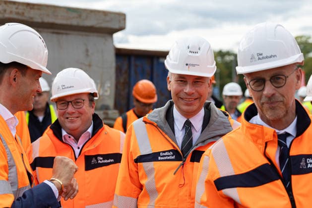 Bundesverkehrsminister Steffen Bilger informiert sich über Abrissarbeiten an der Vorlandbrücke der Nordbrücke in Bonn - 17.09.26 Drogenbeauftragter der Bundesregierung Hendrik STREECK (CDU),NRW Landesminister für Umwelt, Naturschutz und Verkehr Oliver Krischer (Die Grünen), Bundesverkehrsminister Steffen BILGER (CDU), Dirk Brandenburger (Autobahn GmbH) informieren sich vor Ort über den Stand der Abrissarbeiten an der linksrheinischen Vorlandbrücke der Nordbrücke (Friedrich-Ebert-Brücke, A565) in Bonn-Graurheindorf. Bonn Graurheindorf Nordrhein-Westfalen Deutschland Copyright: xMarcxJohnx